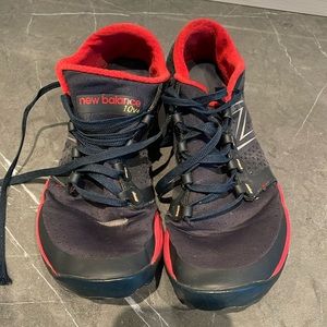 Men’s new balance 10V4 running shoe in black/red size 9 US, 42.5 EU